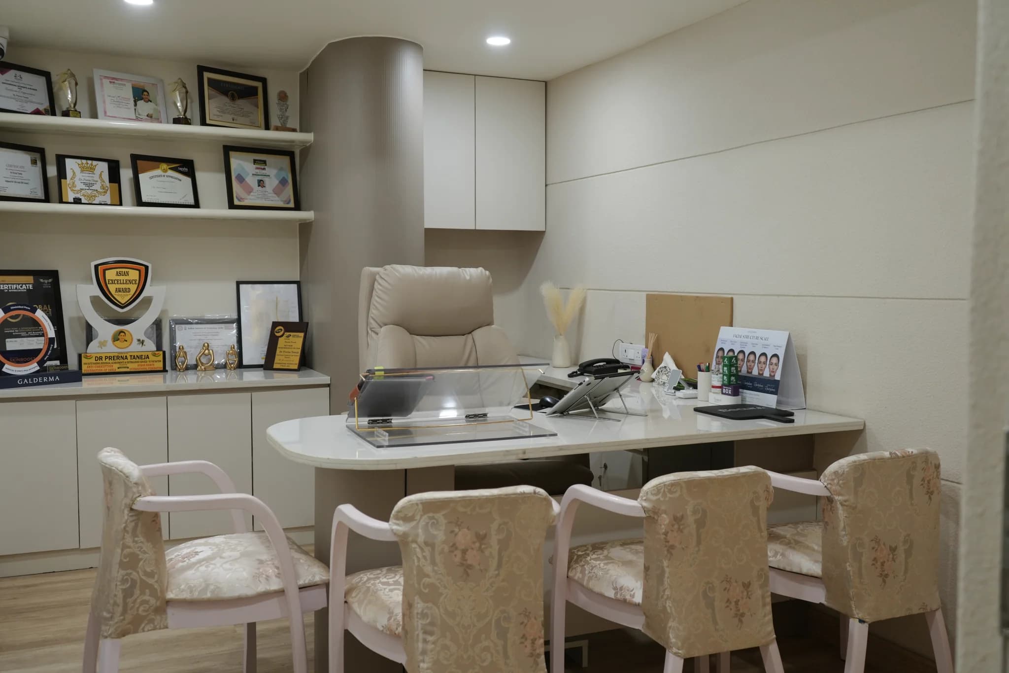 Private doctor consultation suite at Clinic Eximus for attentive listening